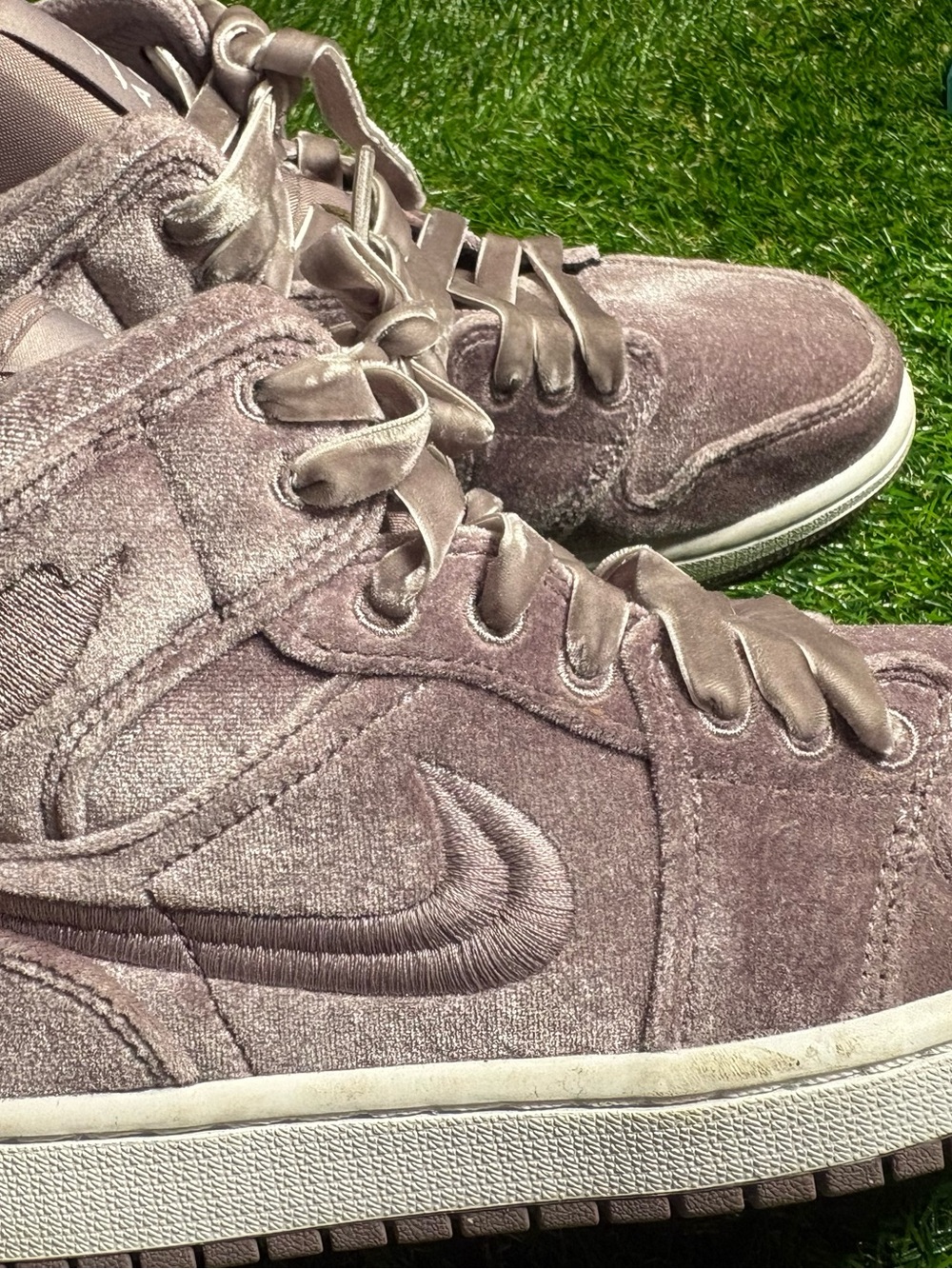 Nike Women’s 8 Velvet Low-Top Sneakers in Mauve RARE SNEAKER!!!!!!